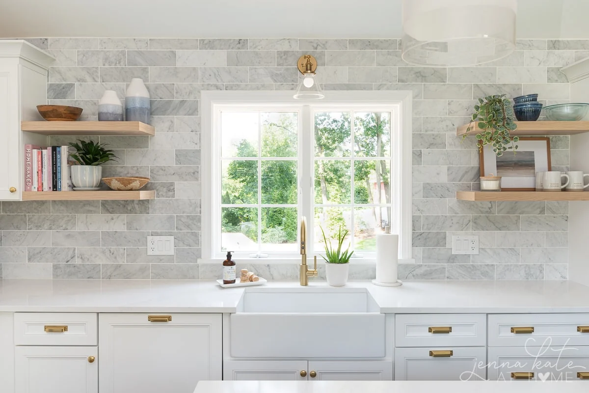 White Kitchen Cabinets And Backsplash